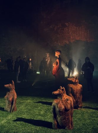 Maan Taju -veistosmaailma, OutoValo 2025