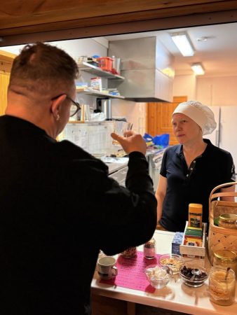 Kahvila Yökyöpeli, OutoValo 2025