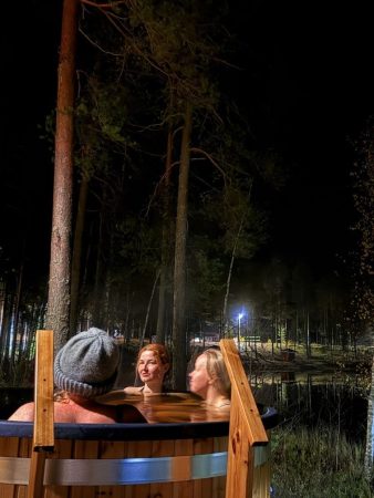 Tähtikylpy, Kolmikannan leirikeskus, OutoValo 2025